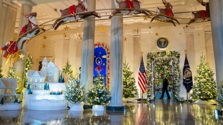 Closer WH Xmas decor 112723 AP Evan Vucci