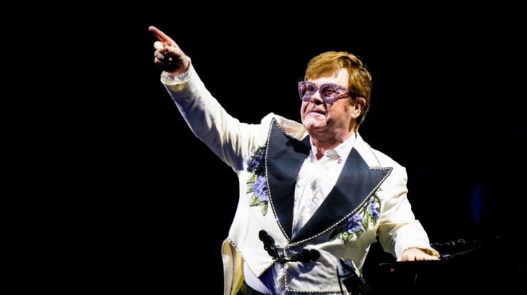 MR closeeltonjohn 080922ap